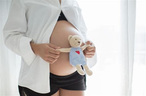 Ciri hamil anak perempuan secara medis melalui usg adalah tidak terlihatnya sesuatu yang menonjol dibagian bawah perutnya. Tanda-tanda Hamil Anak Perempuan Bisa Dikenali Lewat Cara ...