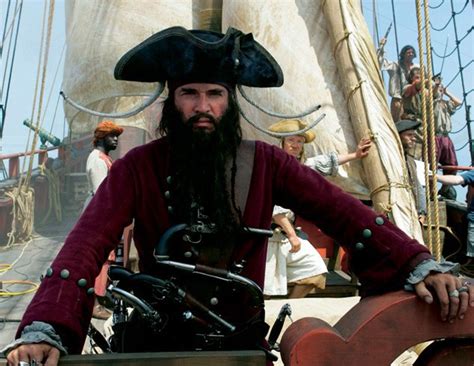 Борода играет в пиратов. Костюм пирата с банданой. Борода играет в пиратов. Пират с бородой. Иэн макшейн пираты карибского моря.