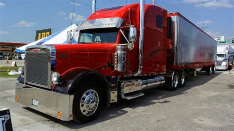 Semitrckn — Freightliner Classic With Matching Reefer Freightliner