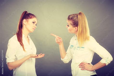 Two Girls Having Argument Interpersonal Conflict Stock Foto Adobe Stock