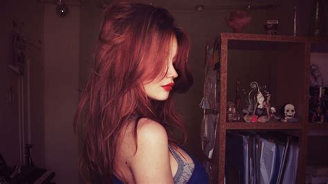 X X Model Women Redhead Juicy Lips Bra Sideboob
