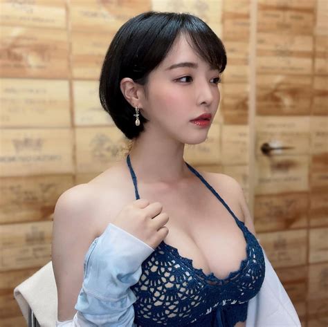 Beautiful Asian Gorgeous Women Asian Woman Asian Girl Camisole Top Bust Tank Tops Lady