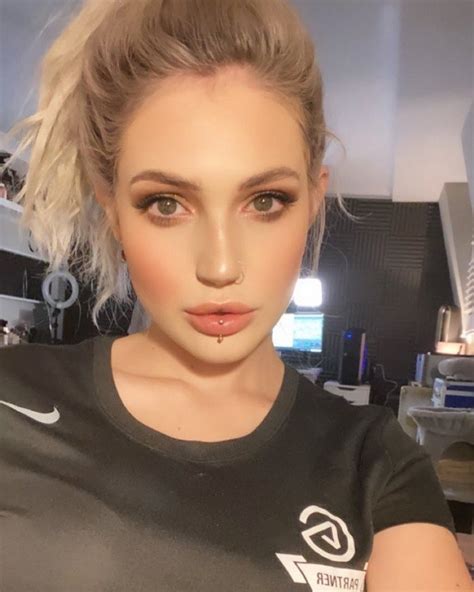 Gamers' streaming in russia meets all world standards today. Top 10 Sexy Twitch Streamers: Hotness In Contrast With Gaming Skills? - StarBiz.com