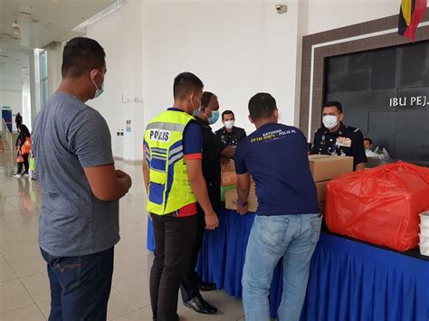 Mok aku nge ketuo polis tu kacik benar pah mok mung ado ko duk saong nge datuk datuk ko. IKHLAS team distributing 500 meals at Ibu Pejabat Polis ...