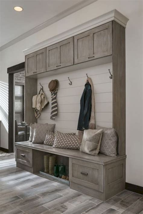Awesome 43 Awesome Small Mudroom Design Ideas https://homeylife.com/43-awesome-small-mudroom ...