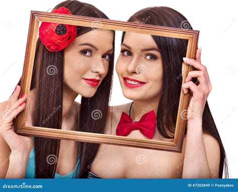 Twee Sexy Lesbische Vrouwen Die In Kunstkader Kussen Stock Afbeelding Image Of Erotisch