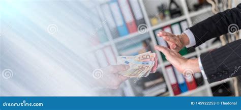 Manos Que Rechazan Una Oferta Del Dinero Exposici N M Ltiple Imagen De Archivo Imagen De