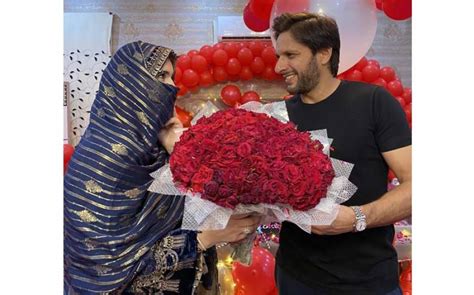 شادی کی 20 ویں سالگرہ پر شاہد آفریدی نے اپنی اہلیہ کے ساتھ تصویر جاری کر دی