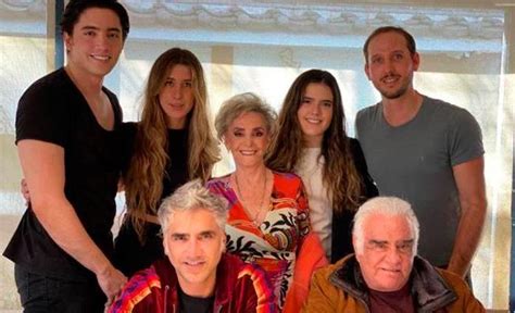 He's part of one of mexico's most revered musical dynasties, son of the famed vicente fernández and a beloved singer in his own right. Foto familiar de Vicente Fernández conquista a sus ...