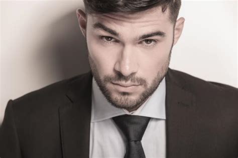 Innanzitutto, per avere sopracciglia perfette, il primo strumento che sovviene spontaneo è la pinzetta. Come farsi le sopracciglia uomo - 6 passi