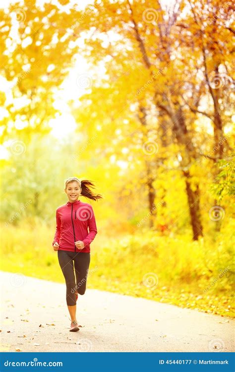 Atleta Biegacza Kobiety Bieg W Spadek Jesieni Lesie Obraz Stock Obraz Z O Onej Z Dziewczyna