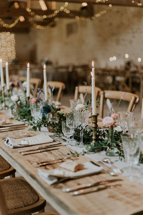 Voici quelques exemple de table de réception mariage simples, surfant sur la tendance du minimal chic ! Mariage dans une grange : une déco rustique chic avec des ...