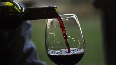 Nowe badanie wykazało że lampka czerwonego wina odpowiada godzinie spędzonej na siłowni