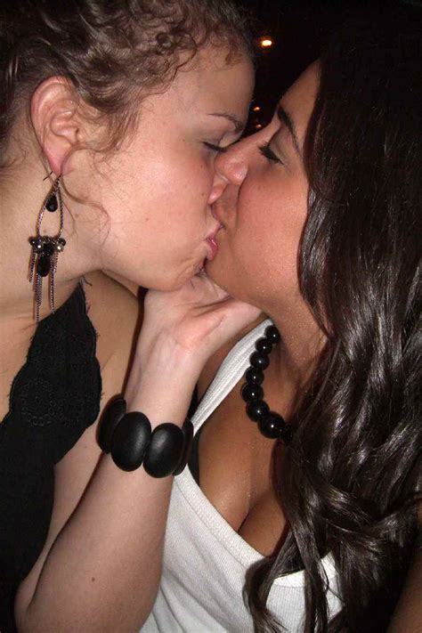 Girls Kissing Pics Page 28 The Drunken Stepforum A Place To