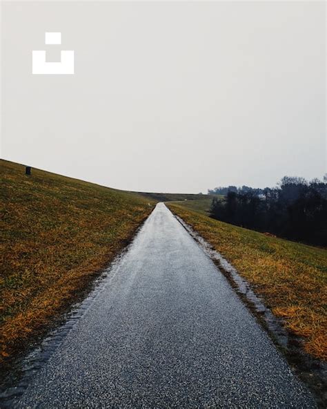 낮 동안 푸른 잔디 필드 사이의 회색 아스팔트 도로 사진 Unsplash의 무료 드 이미지