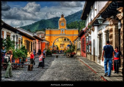 As observed on the physical map of guatemala, the country is largely mountainous with rolling hills, plateaus, deep river valleys, and numerous volcanoes. viajar a Guatemala