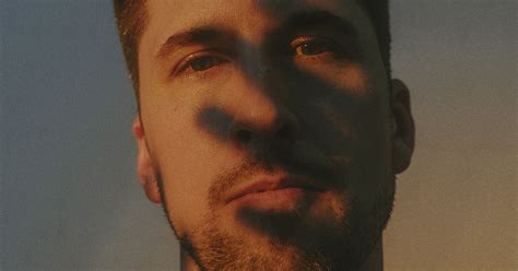 Premier québécois à remporter la coupe du monde de poésie, à paris en 2011, il utilise la littérature en tant qu'outil d'expression et. David Goudreault : Transporter la parole | Scène | Voir.ca