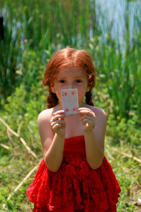 무료 이미지 잔디 사람들 소녀 꽃 호수 모델 녹색 빨간 색깔 가을 어린이 유행 의류 레이디 장난감