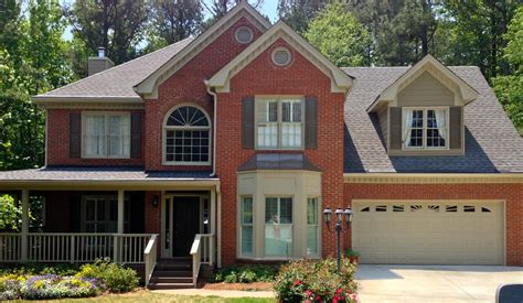 Looking for exterior paint color ideas that go with brick homes? Exterior paint colors red brick | Hawk Haven