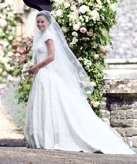 Hochzeitskleid, das kleid für die braut ~ brautkleider (hochzeitskleider) und hochzeitsmode (brautmode) für trauung und hochzeit. Kate Middleton exchanges smiles with Pippa at her wedding ...