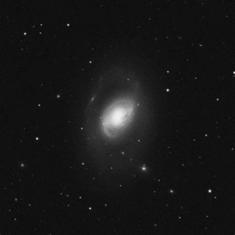 Una galaxia espiral barrada es una galaxia espiral con una banda central de estrellas brillantes que abarca de un lado a. M96 | Galaxia espiral barrada en la constelación de Leo ...