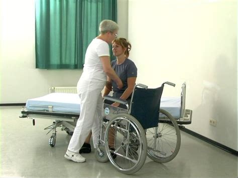 Wenn du jemanden aus dem bett in einen sessel oder rollstuhl helfen willst, sei dir selbst sicher, dass du das auch schaffst. Ruckengerechtes Arbeiten In Pflege Und Betreuung