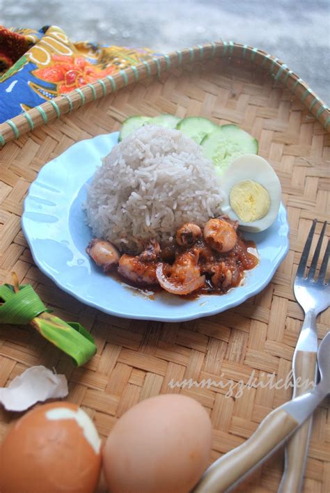 Coconut rice with spicy sweet squid. ummizzkitchen: Nasi Lemak Sambal Sotong