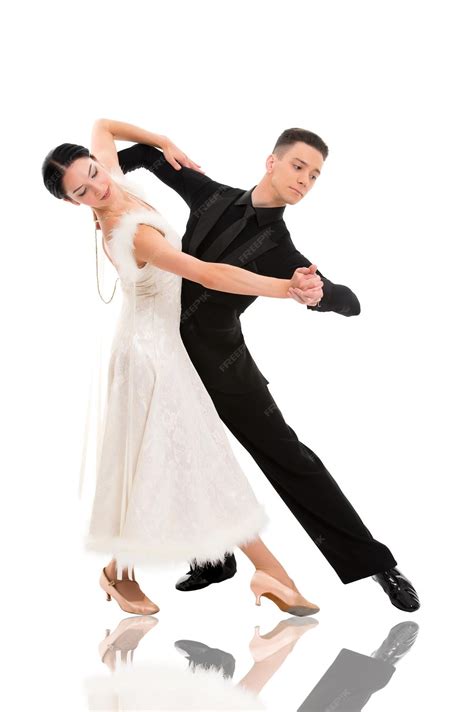 Танцевальная пара в танцевальной позе на белом фоне чувственные профессиональные танцоры