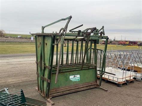Powder River Squeeze Chute Booker Auction Company