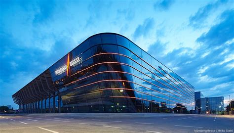 Rauchwolken stehen über einem kraftwerk des versorgers uniper. Nürnberg Messe setzt auf Energie aus hybridem Wasserstoff ...