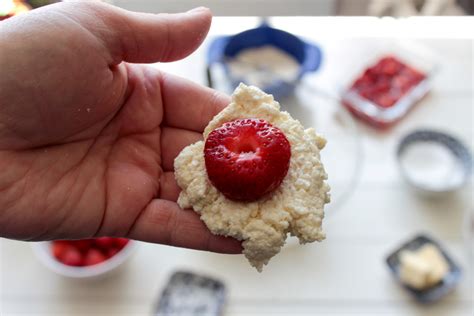 Put the tin in the steamer, cover and steam for demould the cake onto a serving plate. Quark dumplings with strawberries | Čačarôdka