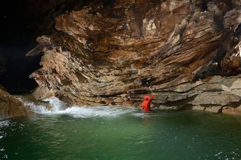 Gunung mulu national park (taman negara gunung mulu, ) is in sarawak on the island borneo, near the border with brunei. Taman Negara Gunung Mulu Ada 'Sarawak Chamber' Ruang Bawah ...