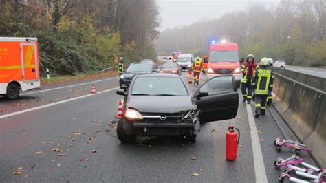 Heftiger Unfall auf der A40: Auto schleudert über Fahrbahn