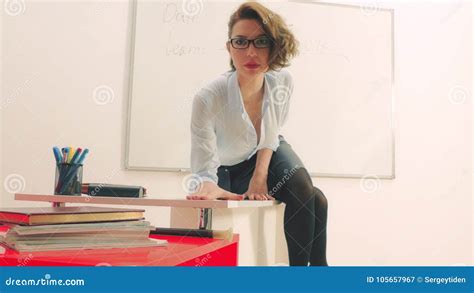 Professeur Sexy Dans La Salle De Classe Ou Lentreprise Clips Vidéos Vidéo Du Indoors Femelle