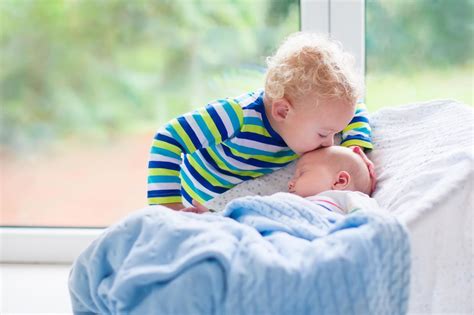 — it is always a struggle to put the children to bed in the evening. Ein Baby und ein kleines Kind zugleich ins Bett bringen ...