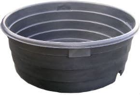Cornadis, abreuvoirs, cages de pesée, barrières, râteliers, nourrisseurs, retrouvez tout l'équipement pour vos bâtiments d'élevage et vos pâturages. BAC PÂTURAGE 1000L - LCI CHEVAL Abris & Boxes