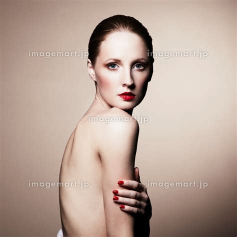 Fashion portrait of nude elegant womanの写真素材 24819359 イメージマート