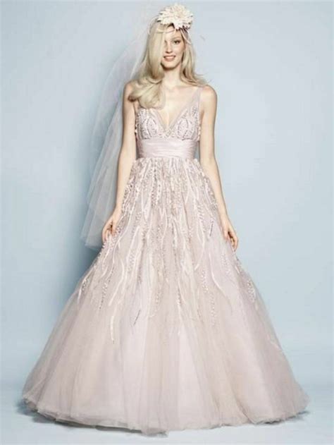 Entdecken sie in der vorschau alle neuigkeiten der neuen kollektion. Rosa Brautkleid für einen glamourösen Hochzeits-Look ...