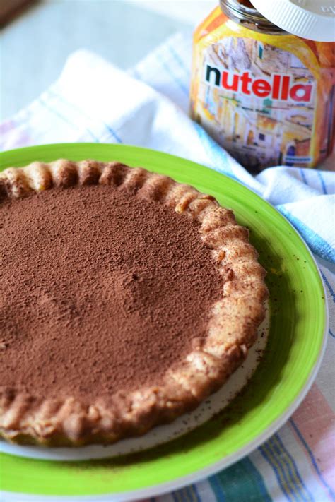 La crostata ricotta di ricotta e nutella si può preparare in diversi modi, come ad esempio mettendo prima la nutella sulla base di pasta frolla e poi ricoprirla con il composto di nutella, oppure preparare un unico composto variegato di ricotta e nutella con cui farcire la crostata. Crostata alla Ricotta e Nutella - Ricette di Maria