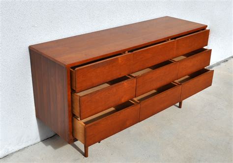 Now, all that's left is to attach these two pieces to finish up the base. SELECT MODERN