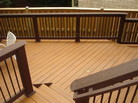 MD- Trex Woodland brown railing with black balusters on Teak PVC