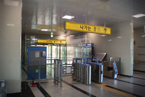 Amenities at incheon international airport's passenger terminal. Incheon Airport Maglev Line: Incheon International Airport ...