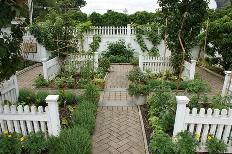 These versatile herbs will add beauty and usefulness to your home garden. Formal herb garden design | Flickr - Photo Sharing!
