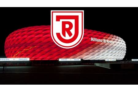 Als nicht zu übersehendes zeichen für diversität und gegen homophobie. Rote Beleuchtung der Allianz Arena beim Relegationsspiel ...