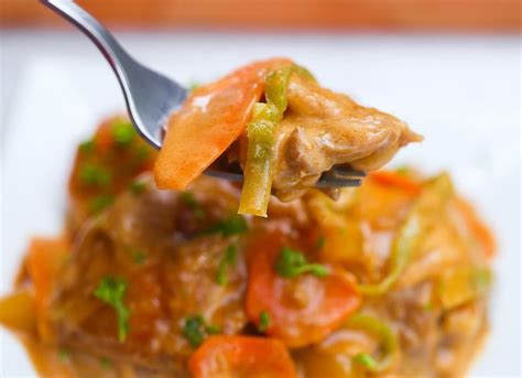 Comenzamos preparando el fondo o base de nuestro guiso, un sofrito que hacemos a fuego lento con el puerro, las zanahorias, y un pimiento verde todo ello cortado en trozos. como → HACER POLLO GUISADO ↓ fácilmente【2020】