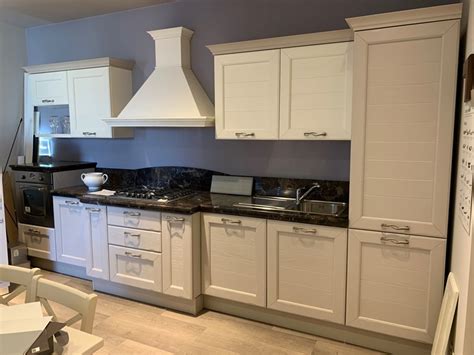 Cucine lube nel triveneto la trovi a: Cucina bianca country lineare Claudia Lube cucine scontata