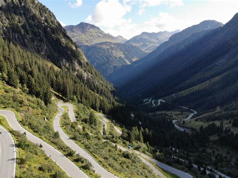 Neben unberührter natur und freundlichen einheimischen, warten auch traumhaft schöne straßen. Edelweiss Bike Travel Motorradtour durch die Alpen