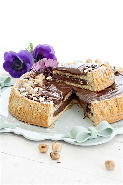 La torta con la nutella si presenta anche esteticamente accattivante, la nutella rimasta sulla superficie crea un motivo a pois e in ogni fetta servita c'è sempre una parte di nutella che resta umida e incredibilmente deliziosa. Torta morbida alla Nutella | La ricetta che Vale