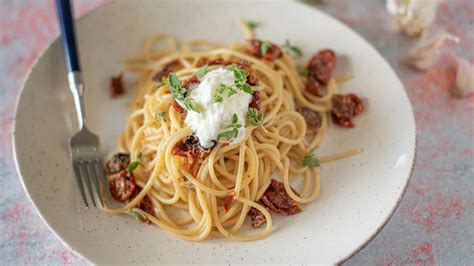 Ricetta Spaghetti Con Pomodori Secchi Alici E Burrata Primo Piatto