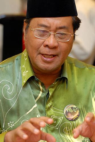 Tan sri abdul khalid ibrahim, datuk seri azmin ali dan kerajaan selangor berjaya dalam permohonan mereka untuk membatalkan saman hampir rm14 bekas menteri besar selangor, tan sri abdul khalid ibrahim dan setiausaha agung pkr, datuk saifuddin nasution ismail bersetuju. Khalid tidak nafi politik punca Dr. Rosli letak jawatan ...